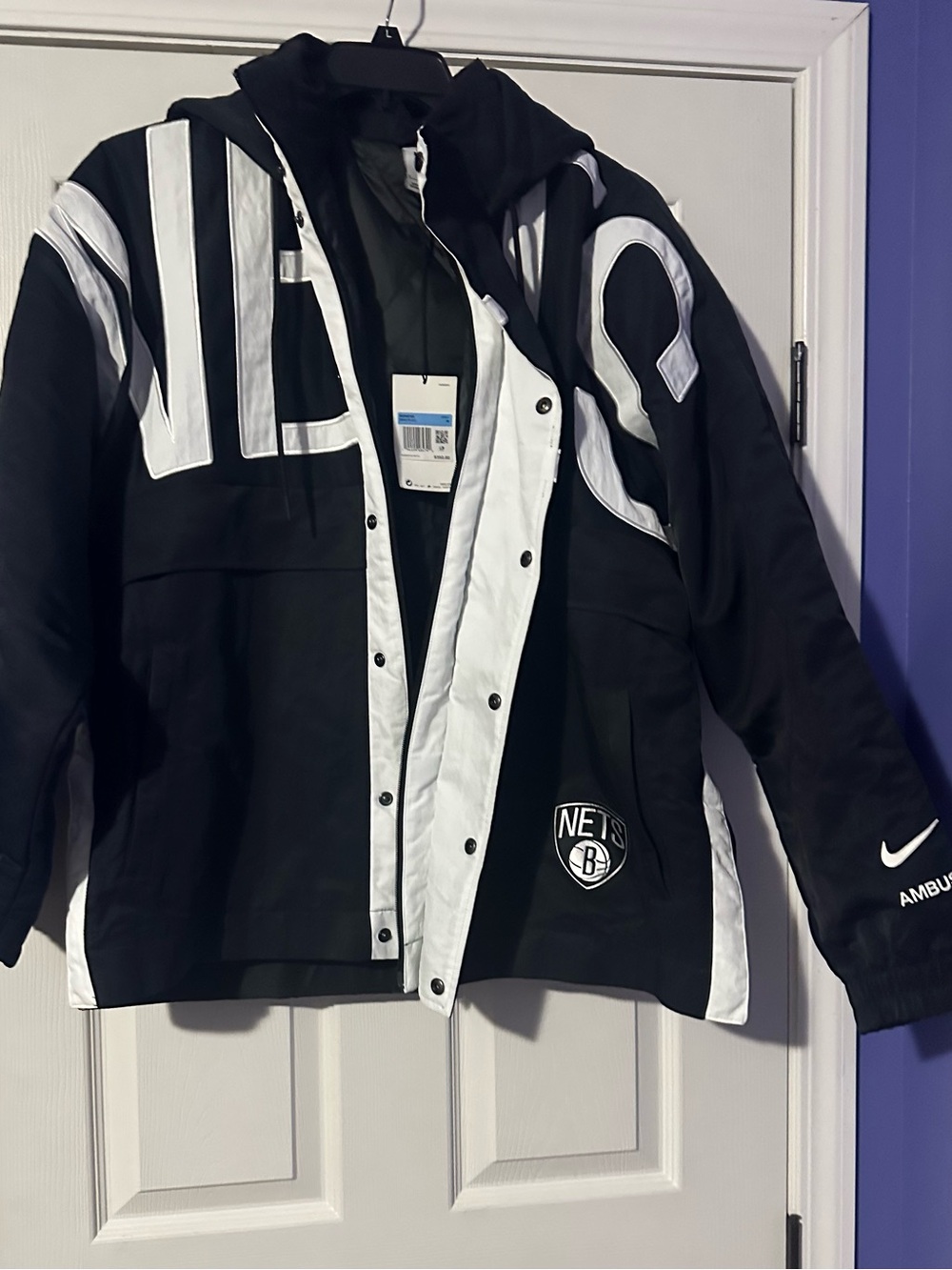 Nike ladies Black & White Nets Team Puffer Jacket is a size Medium.